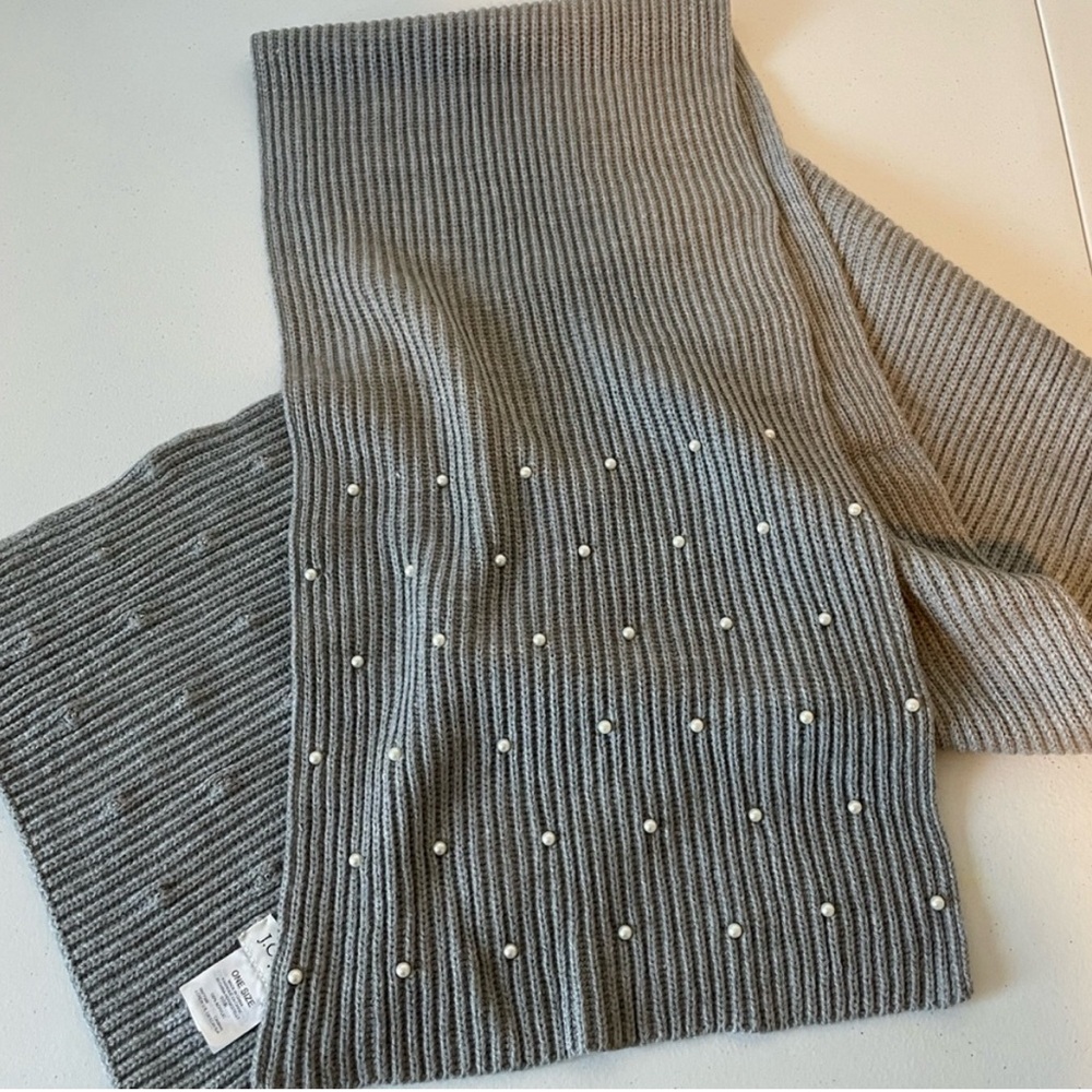 ❤️ J. Crew Gray Knit Scarf with Pearl Accents